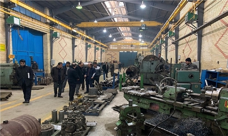 The head of East Azerbaijan Industry, Mine and Trade Organization and his entourage visited the Chimi Pajouhesh Sanat Company.