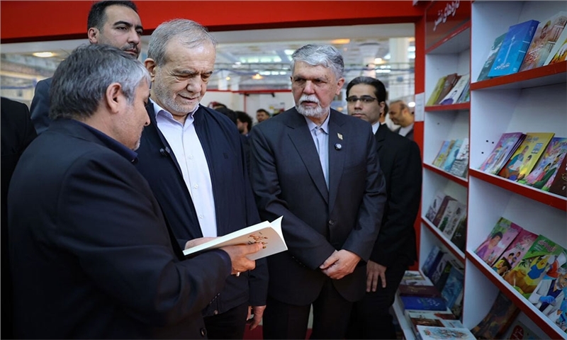 پزشکیان: کتاب باید براساس نیاز روز نوشته شود
