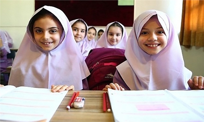 مهم است دانش‌آموز ایرانی روی کاغذ خارجی ننویسد