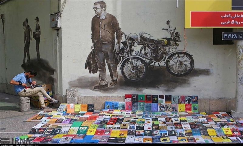 عاشقان کتاب چگونه با گرانی آن می‌جنگند؟